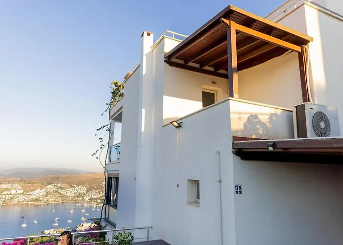 Stunning Sea View Duplex In Gundogan Apartman